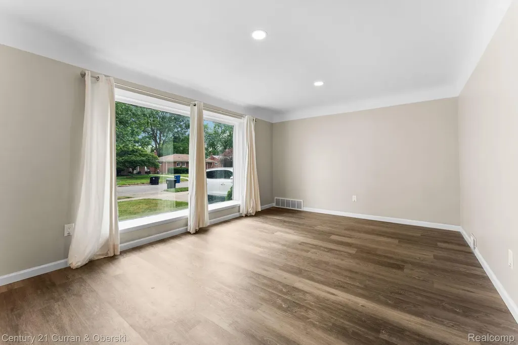 9077 Riverview Avenue Redford Charter Township MI 48239