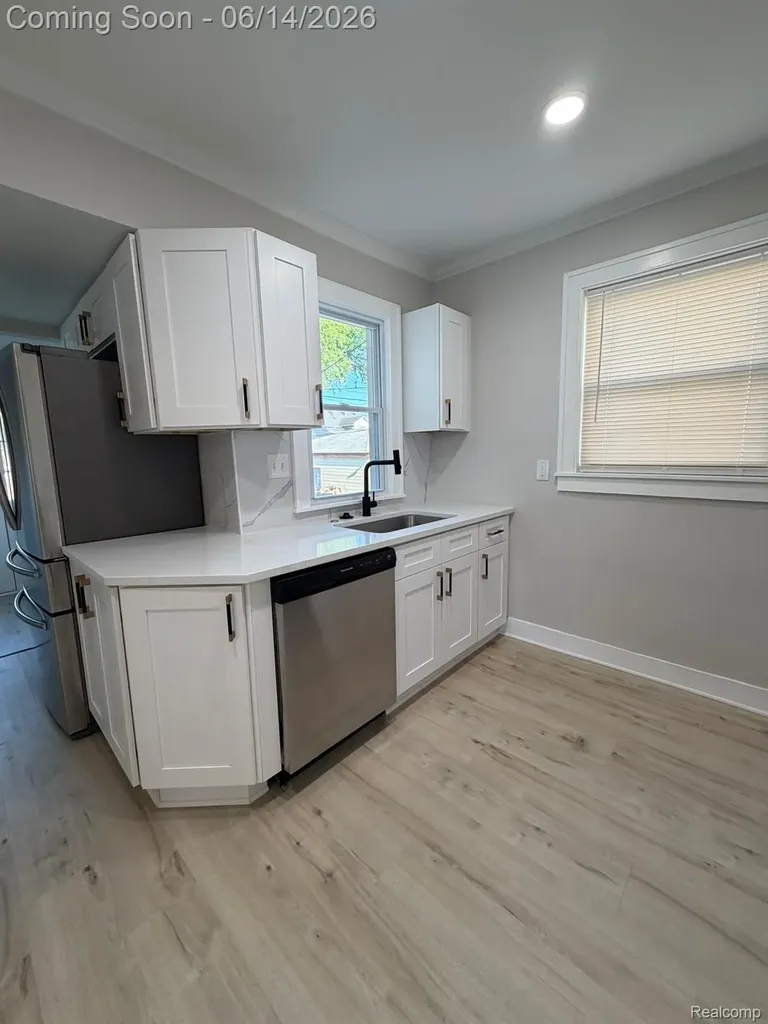27390 Elmhurst Street Roseville City MI 48066