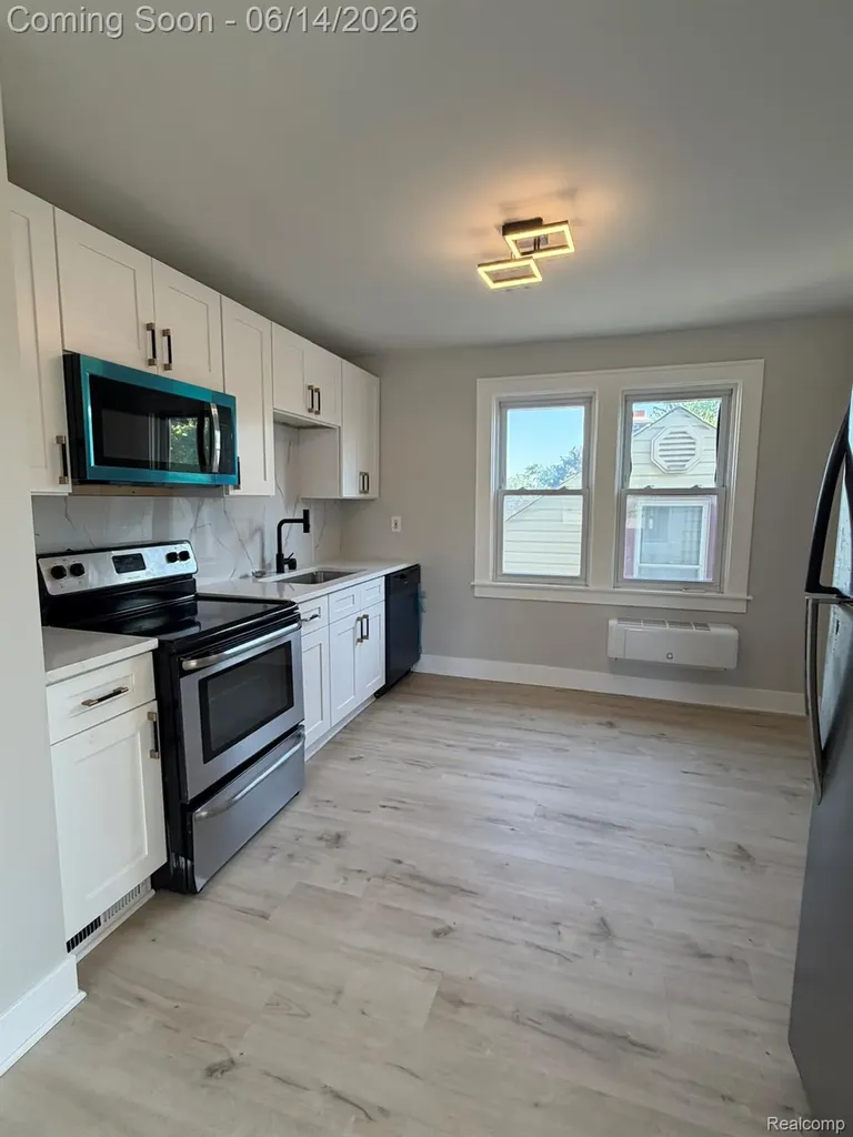 27390 Elmhurst Street Roseville City MI 48066