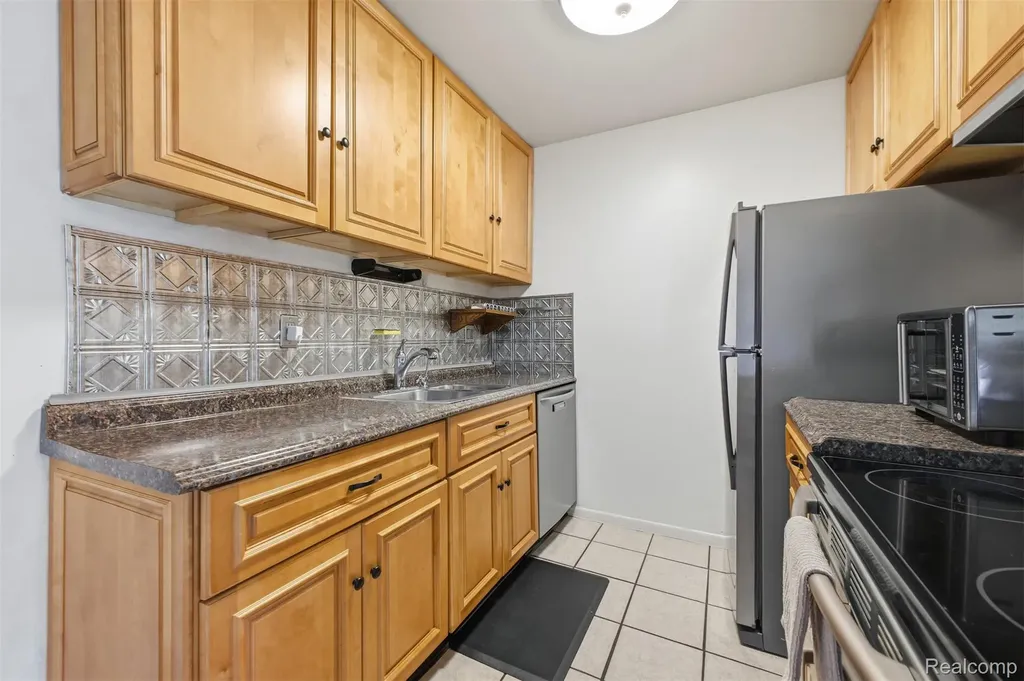 9921 Allen Pointe Drive Allen Park City MI 48101