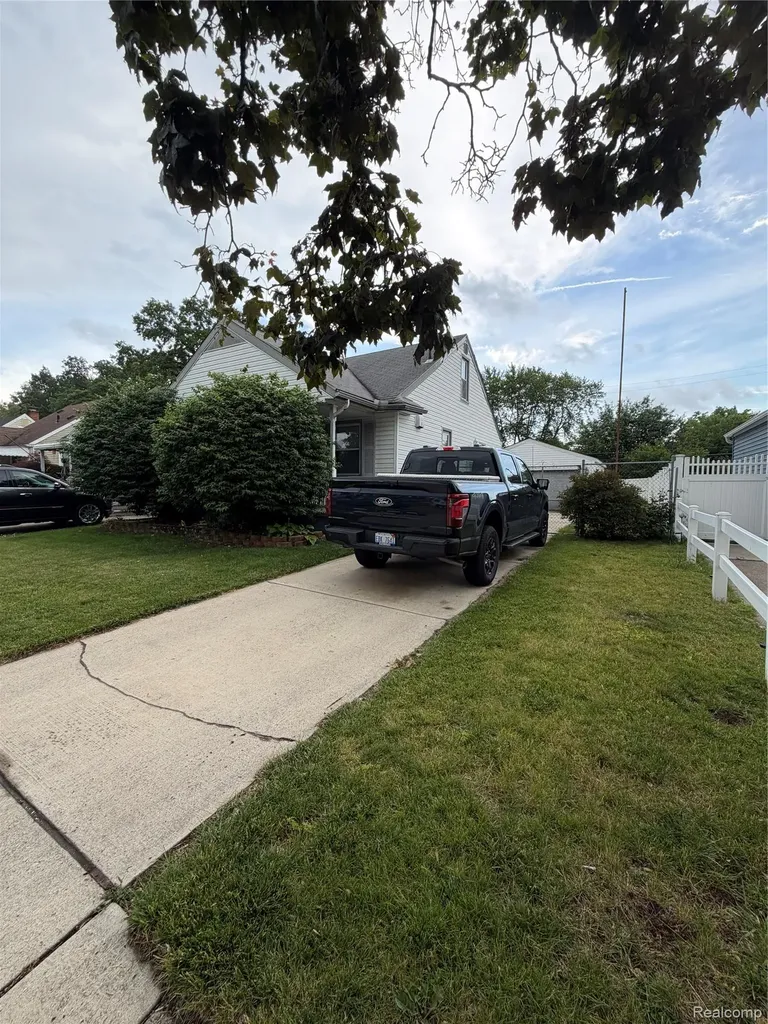 2049 Regina Avenue Lincoln Park City MI 48146