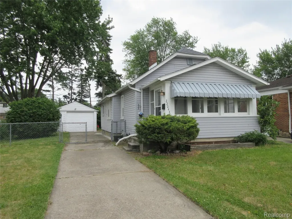 22044 Elmwood Avenue Eastpointe City MI 48021