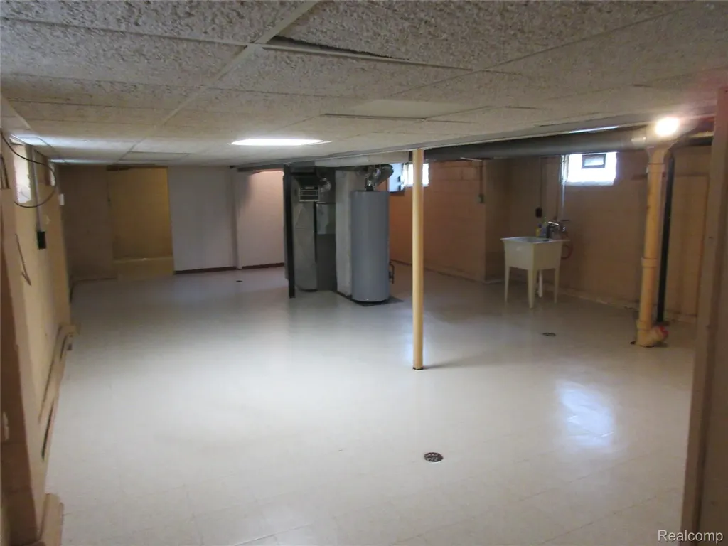 22044 Elmwood Avenue Eastpointe City MI 48021