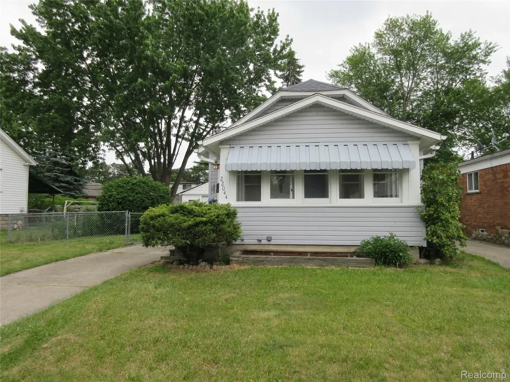 22044 Elmwood Avenue Eastpointe City MI 48021