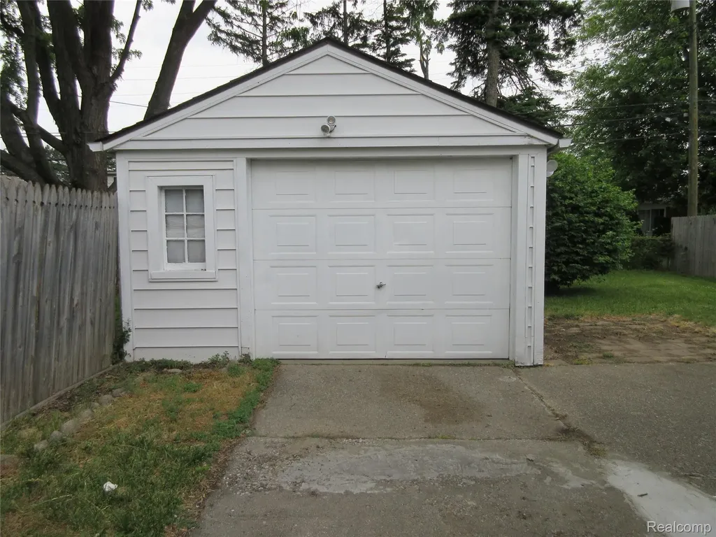 22044 Elmwood Avenue Eastpointe City MI 48021