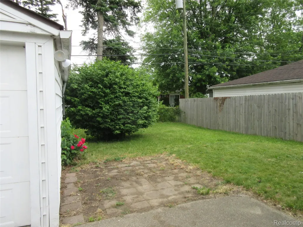 22044 Elmwood Avenue Eastpointe City MI 48021