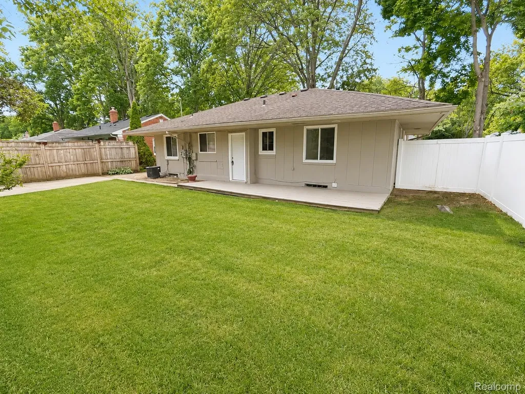 27700 Lexington Parkway Southfield City MI 48076