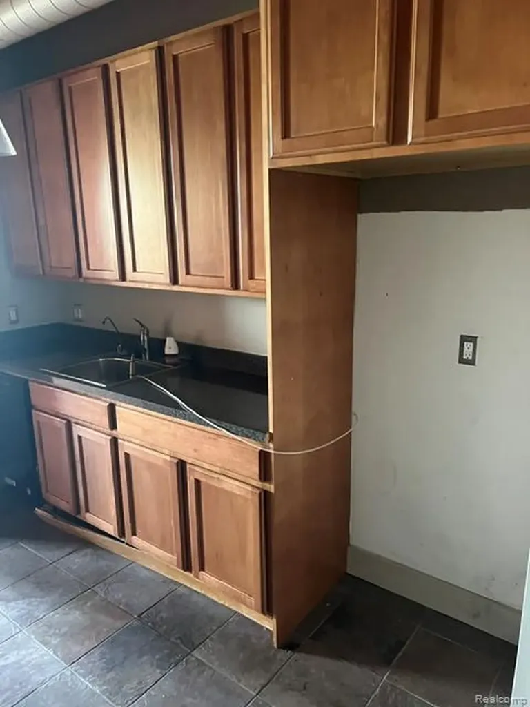 6533 E Jefferson Avenue Detroit City MI 48207