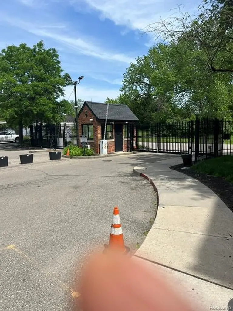 6533 E Jefferson Avenue Detroit City MI 48207