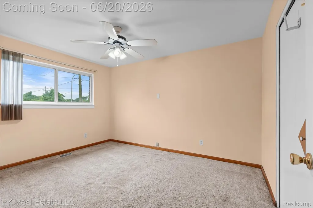 28987 James Drive Warren City MI 48092