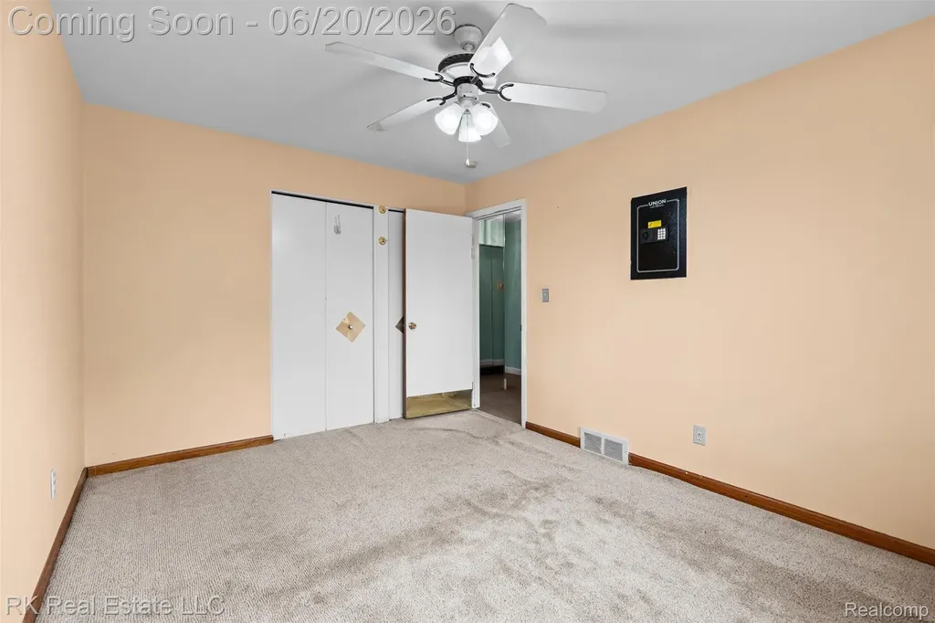 28987 James Drive Warren City MI 48092