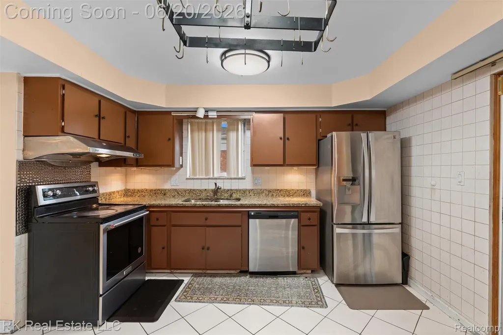28987 James Drive Warren City MI 48092