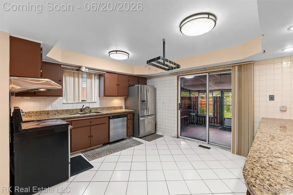 28987 James Drive Warren City MI 48092