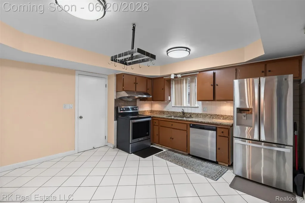 28987 James Drive Warren City MI 48092