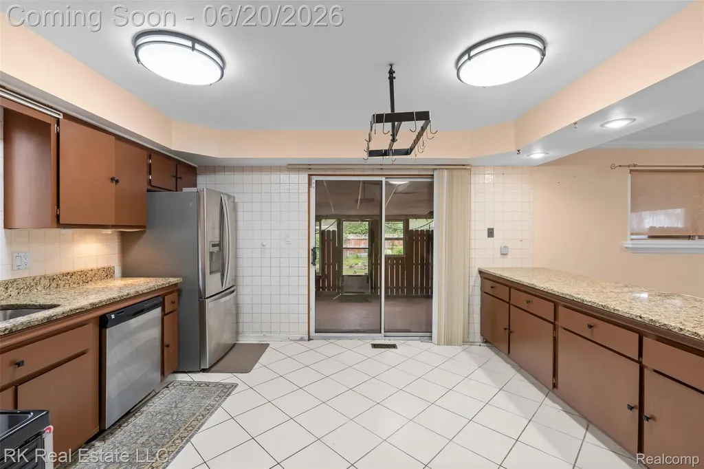 28987 James Drive Warren City MI 48092