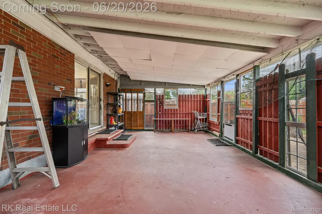 28987 James Drive Warren City MI 48092