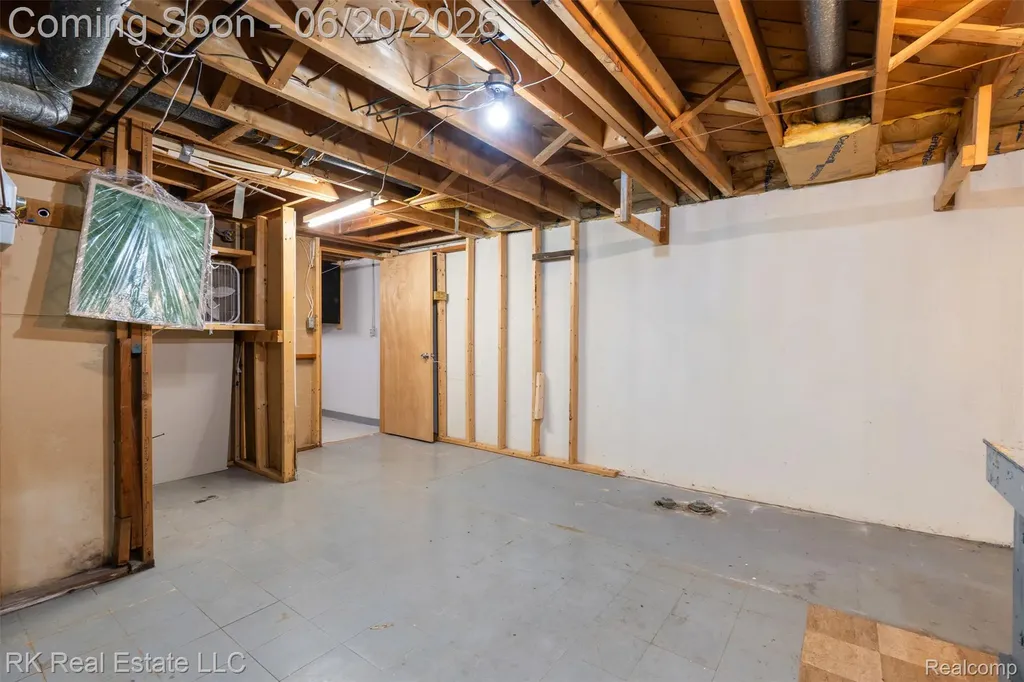 28987 James Drive Warren City MI 48092