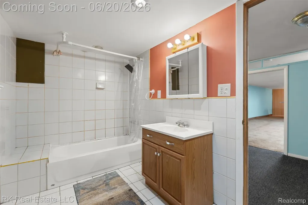 28987 James Drive Warren City MI 48092