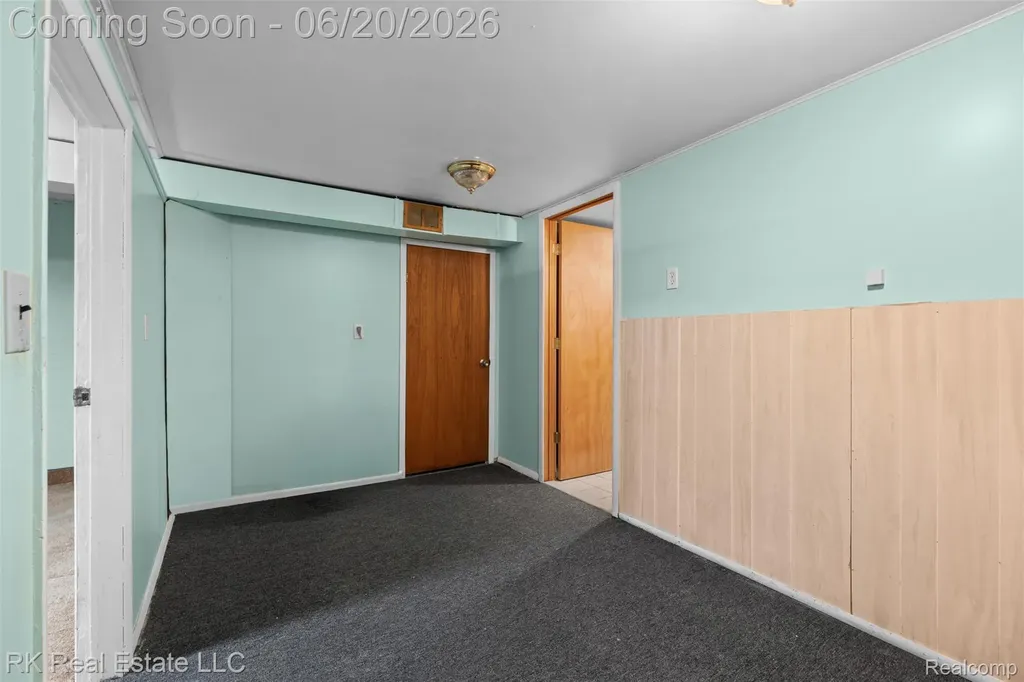 28987 James Drive Warren City MI 48092