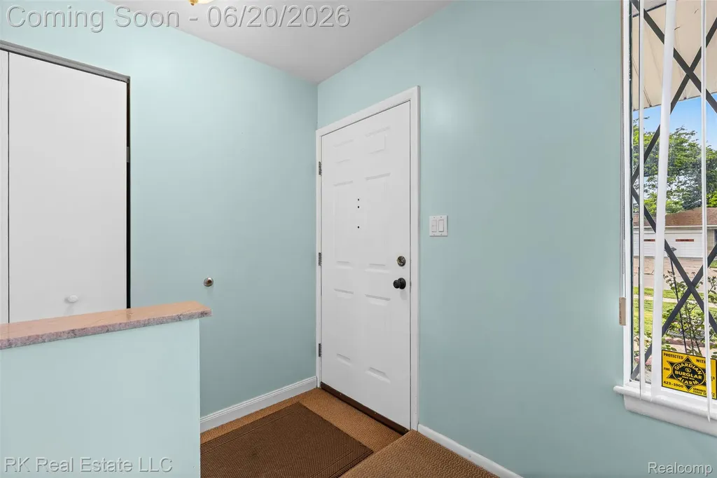 28987 James Drive Warren City MI 48092