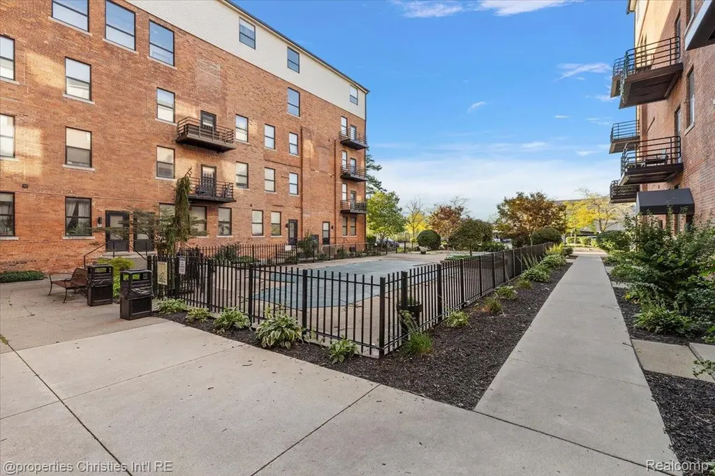 6533 E Jefferson Avenue Detroit City MI 48207