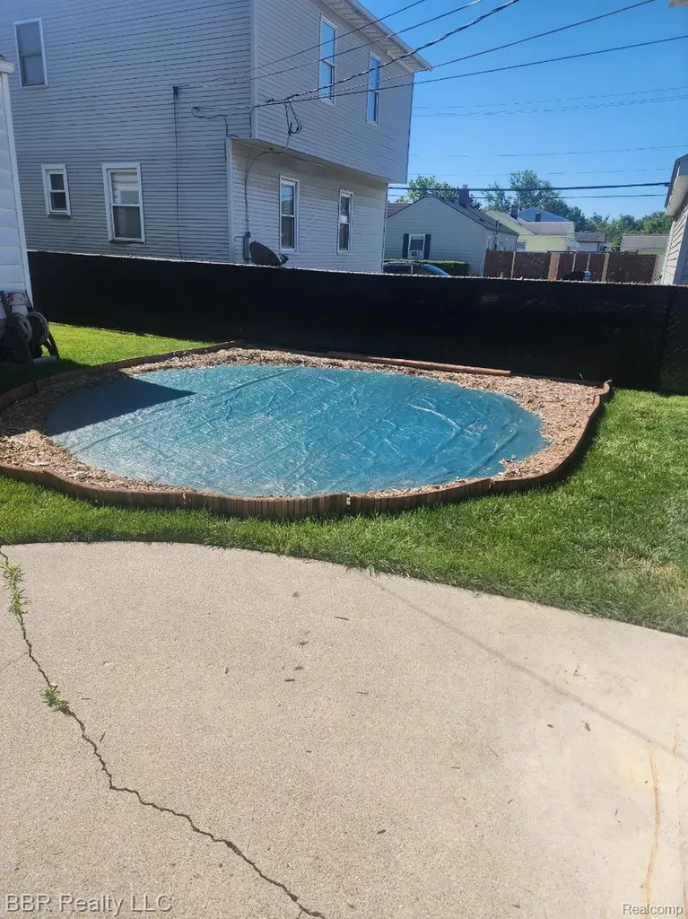 12256 Pearl Street Southgate City MI 48195
