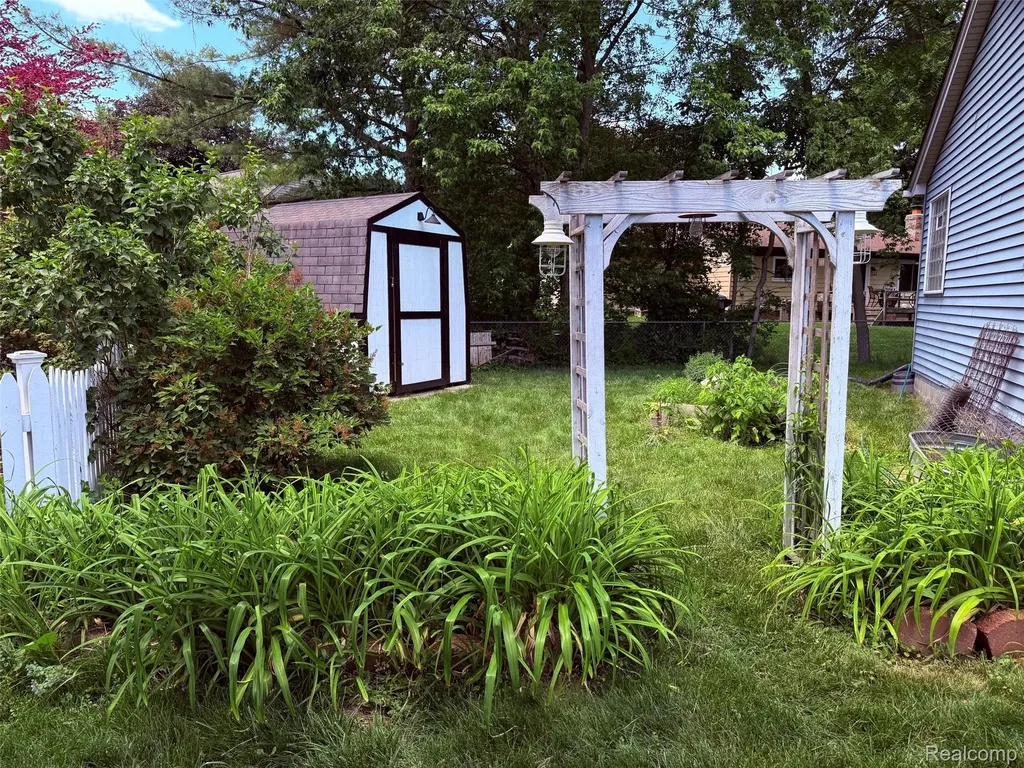 73949 Georgian Court Armada Village MI 48005