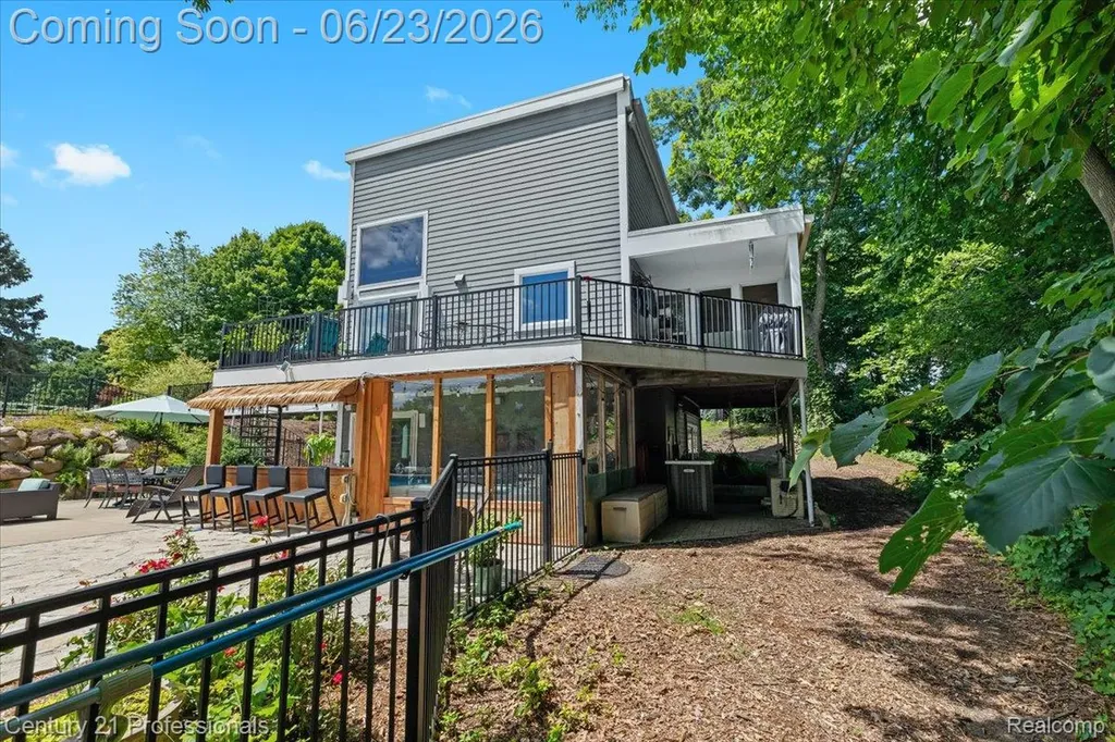 5255 Oak Hill Trail N Commerce Charter Township MI 48382