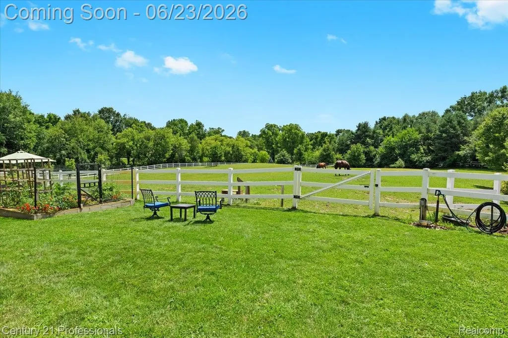 5255 Oak Hill Trail N Commerce Charter Township MI 48382