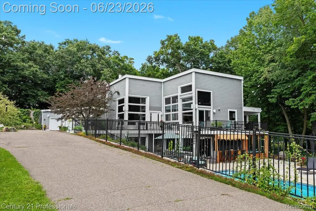 5255 Oak Hill Trail N Commerce Charter Township MI 48382