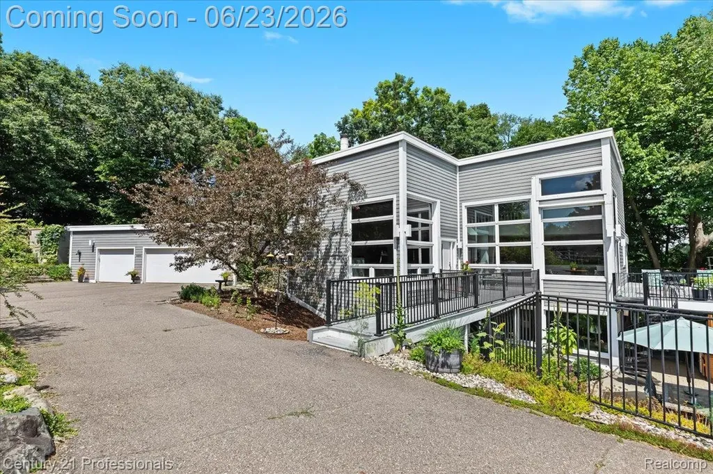 5255 Oak Hill Trail N Commerce Charter Township MI 48382