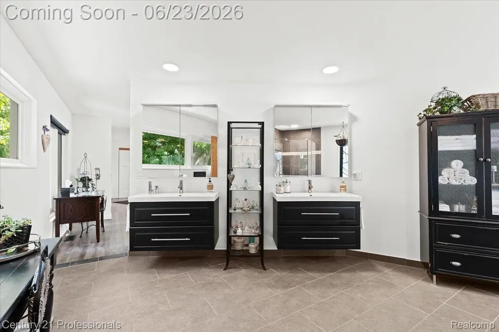 5255 Oak Hill Trail N Commerce Charter Township MI 48382