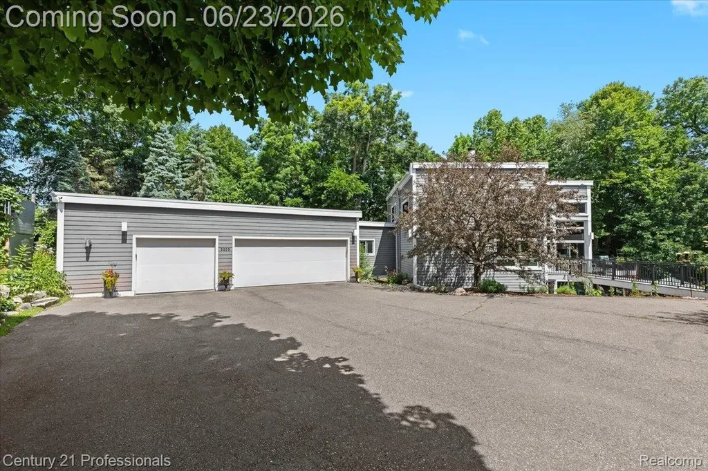 5255 Oak Hill Trail N Commerce Charter Township MI 48382