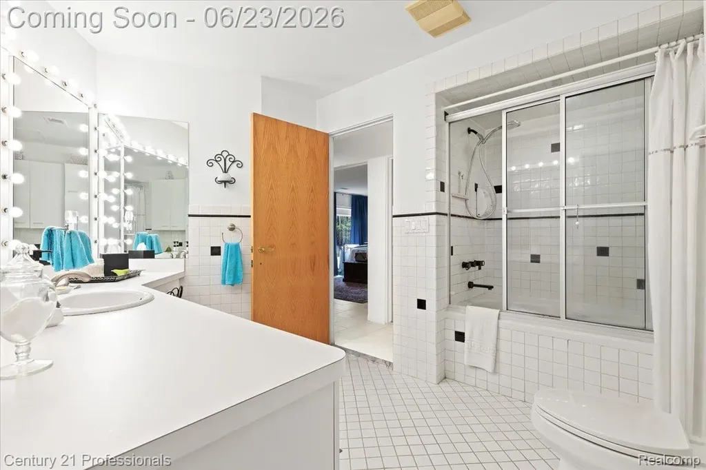 5255 Oak Hill Trail N Commerce Charter Township MI 48382