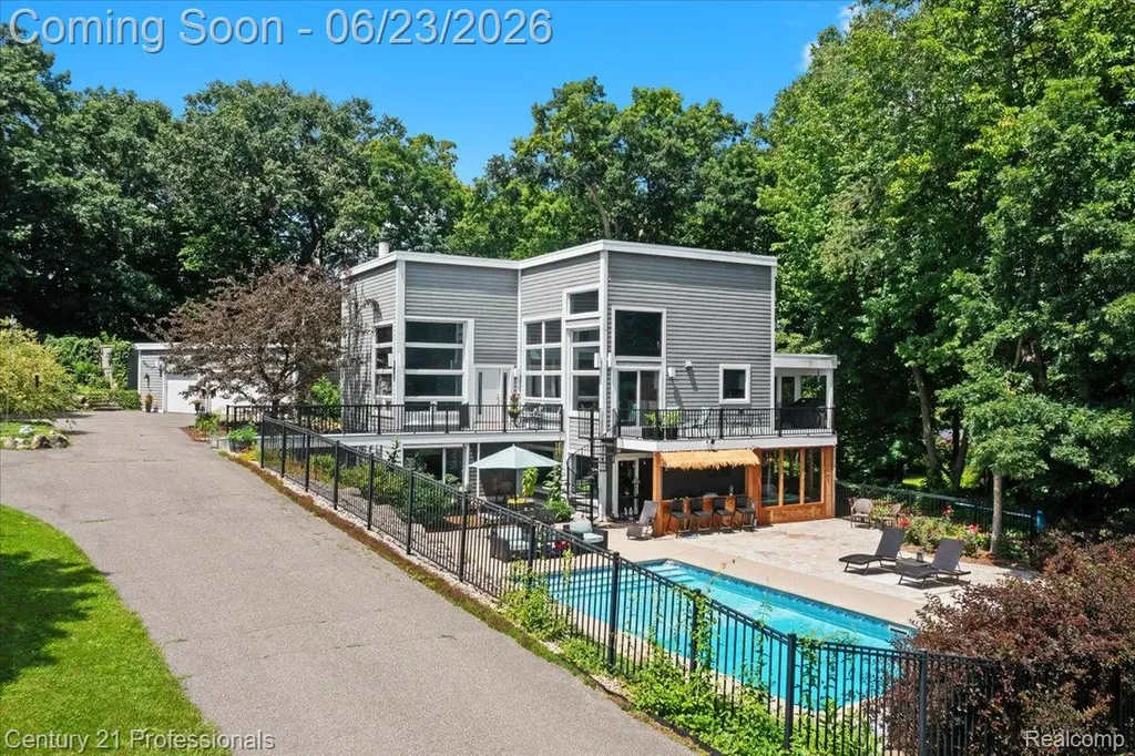 5255 Oak Hill Trail N Commerce Charter Township MI 48382