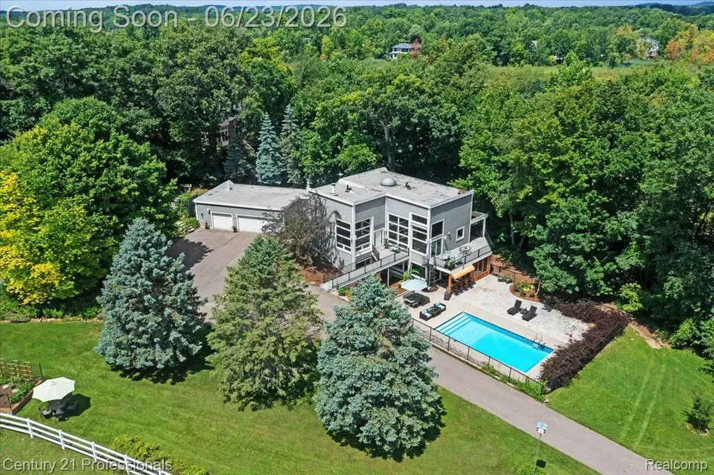 5255 Oak Hill Trail N Commerce Charter Township MI 48382