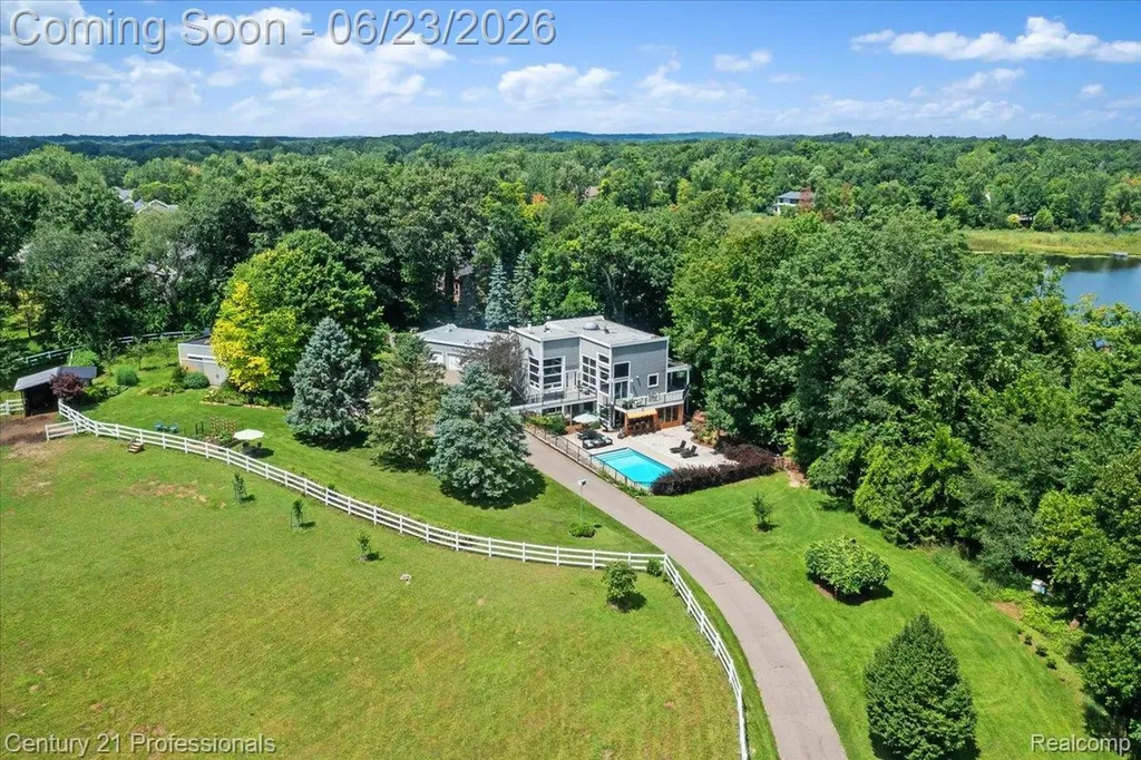 5255 Oak Hill Trail N Commerce Charter Township MI 48382