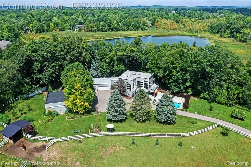 5255 Oak Hill Trail N Commerce Charter Township MI 48382
