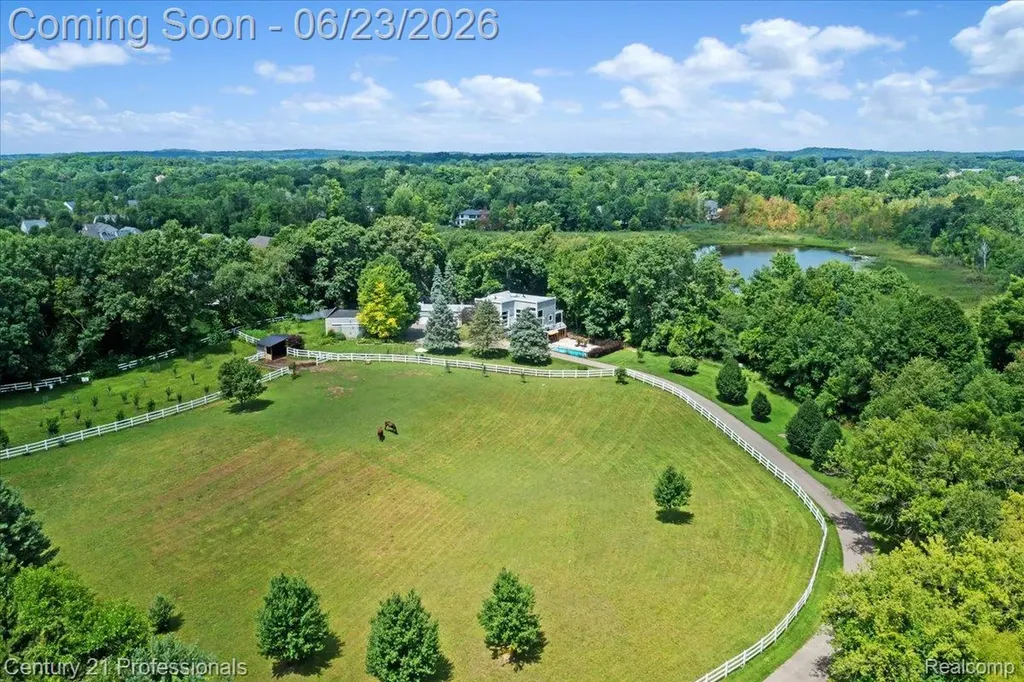 5255 Oak Hill Trail N Commerce Charter Township MI 48382