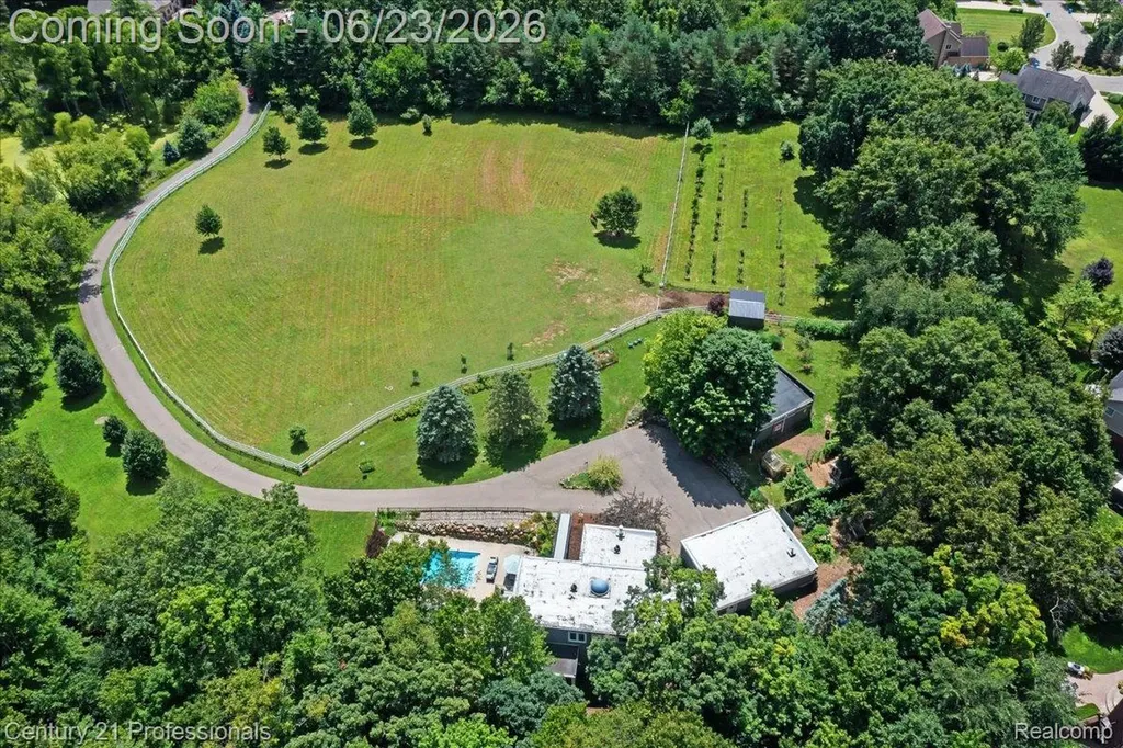 5255 Oak Hill Trail N Commerce Charter Township MI 48382