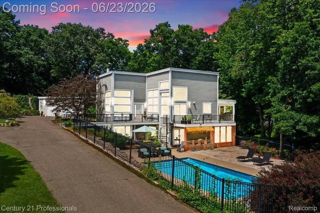 5255 Oak Hill Trail N Commerce Charter Township MI 48382