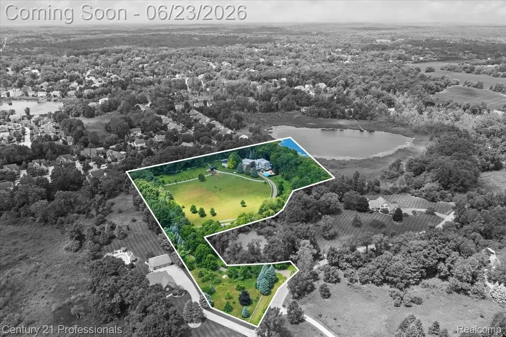 5255 Oak Hill Trail N Commerce Charter Township MI 48382