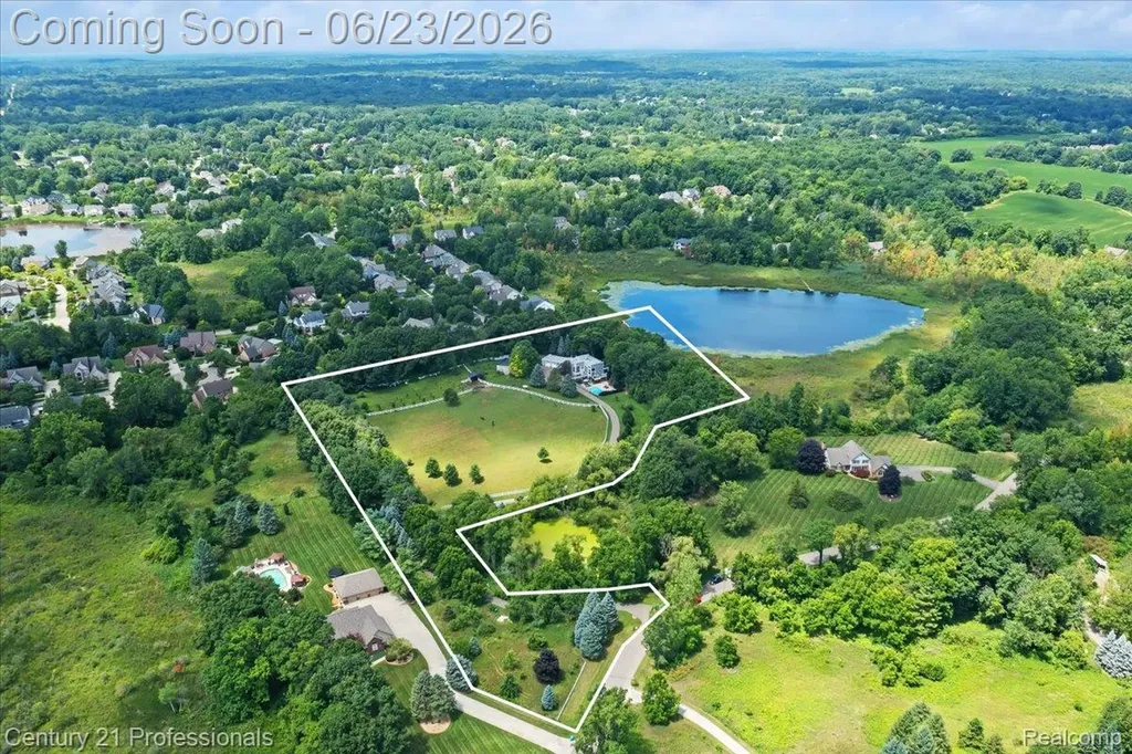 5255 Oak Hill Trail N Commerce Charter Township MI 48382