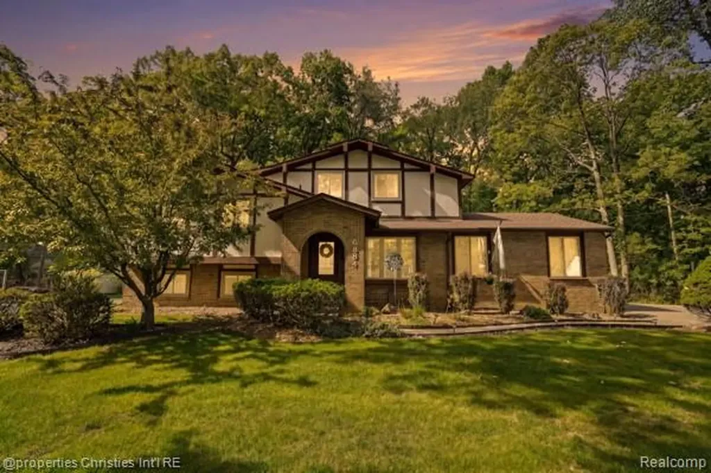 6884 Aeroview Street West Bloomfield Charter Township MI 48324