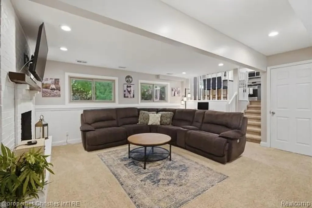 6884 Aeroview Street West Bloomfield Charter Township MI 48324