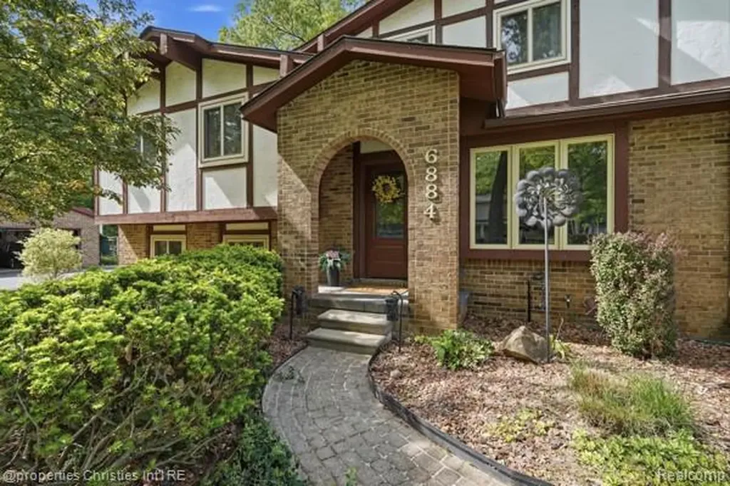 6884 Aeroview Street West Bloomfield Charter Township MI 48324
