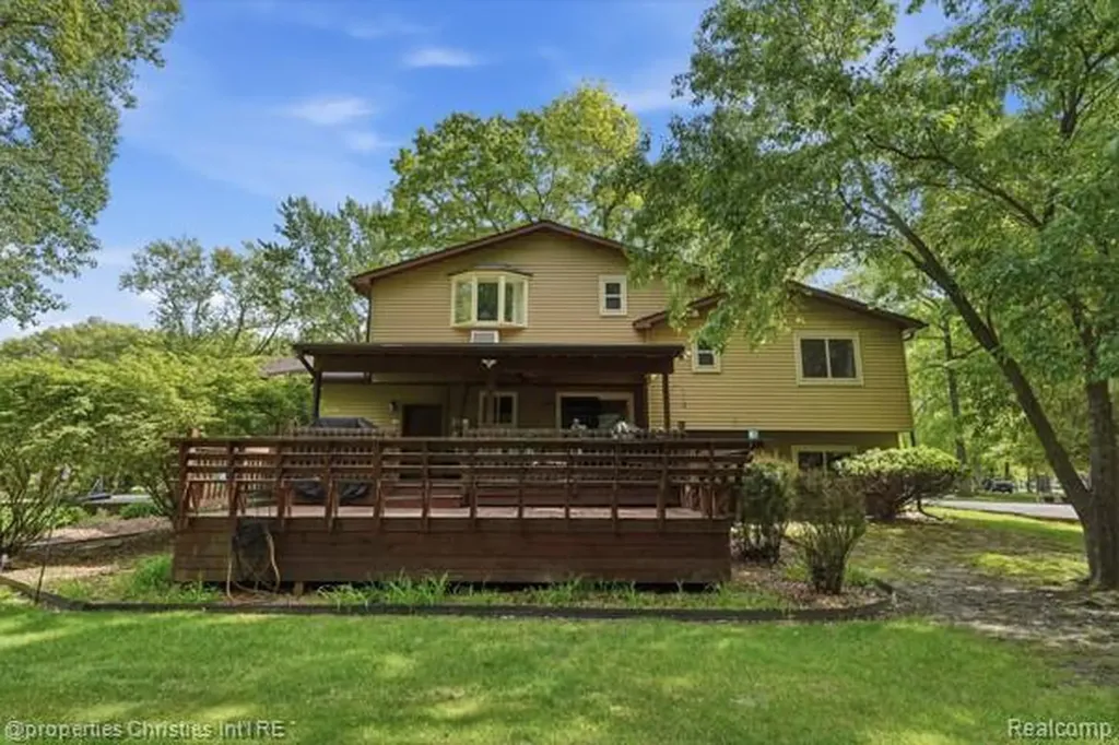 6884 Aeroview Street West Bloomfield Charter Township MI 48324