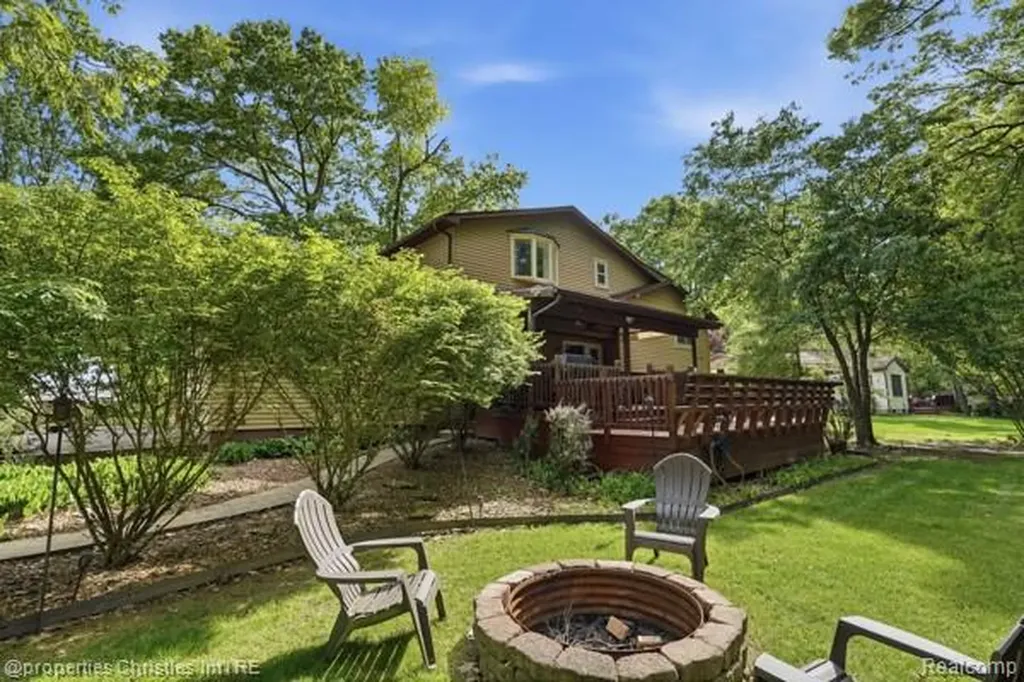 6884 Aeroview Street West Bloomfield Charter Township MI 48324