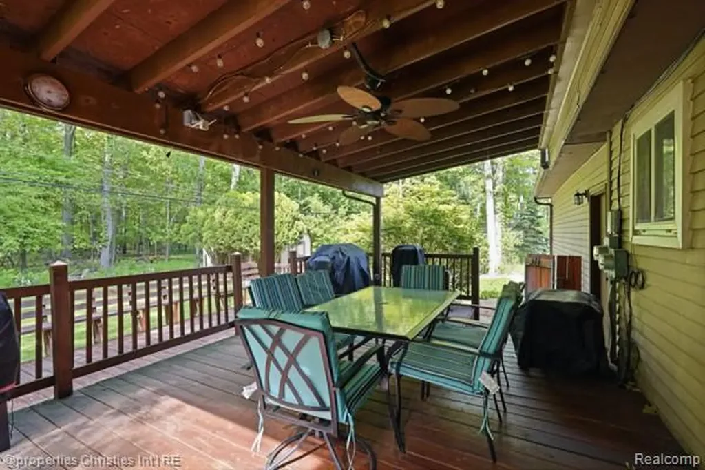 6884 Aeroview Street West Bloomfield Charter Township MI 48324