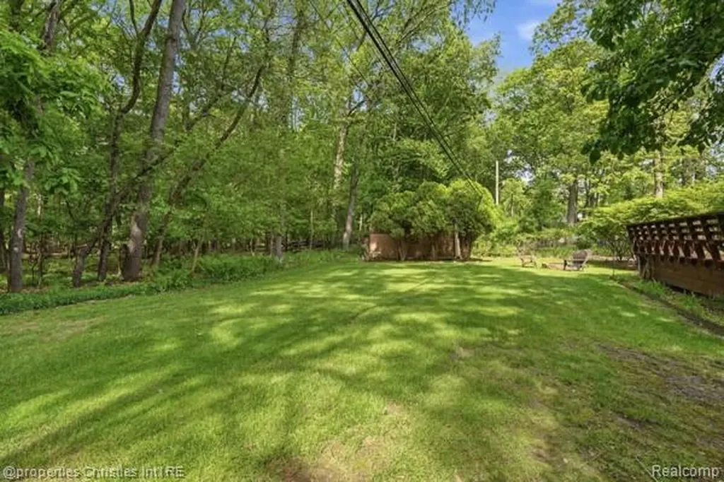 6884 Aeroview Street West Bloomfield Charter Township MI 48324
